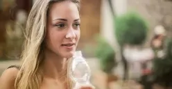 Ilustrasi minum air (Sumber : Pexels)