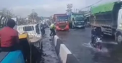Banjir rob penyebab kemacetan parah di Jalan Pantura Demak-Semarang, Jumat (12/5/2023). (Sumber : Instagram @infosemarangterkini)