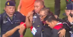 Sumardji yang dibopong keluar lapangan usai kericuhan di laga final Indonesia vs Thailand SEA Games 2023 (Sumber : Twitter)