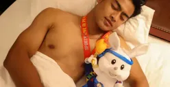 Timnas Indonesia Pose Tidur Sambil Pamer Medali Emas SEA Games 2023, Warganet: Juara Mah Bebas