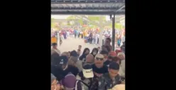 Antrian KRL Solo di Stasiun Tugu, Yogyakarta. (Sumber : Twitter/merapi_uncover)