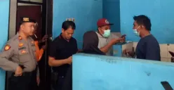 Pria ditemukan tewas tergeletak di dalam toilet Terminal Bus Pedurungan, Semarang Timur, Kamis 18 Mei 2023. (Sumber : Instagram @polsekpedurungan)