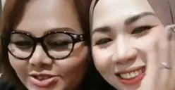 Eva Manurung bersama wanita yang dipanggilnya Inang (Sumber : instagram Eva Manurung)