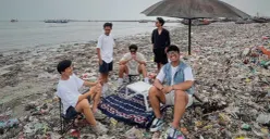 Viral Lagi, Aksi 5 Sekawan Pandawara Group Bersihkan Sampah di Pantai Terkotor Pandeglang