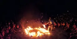 Tari kecak api, salah satu tradisi mingguan yang ada di Pulau Bali (Sumber : Twitter)