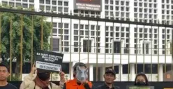 KPU RI Digeruduk Pendemo ICW: Kalung Bunga Untuk Caleg Eks Koruptor