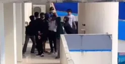 Video mahasiswa baru Unismuh Makassar dikeroyok senior. (Sumber : Twitter @Heraloebss)