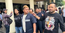 Para pelaku yang mengeroyok pria hingga tewas dan membuang jasadnya di got depan PRPP Semarang. Kini diamankan di Polrestabes Semarang, Senin 29 Mei 2023. (Sumber : Polrestabes Semarang)