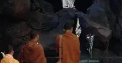 Momen biksu asal Thailand sempatkan berdoa di Goa Maria Kerep Ambarawa. (Sumber : twitter/KatolikG)