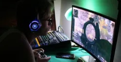 Ilustrasi terpapar cahaya biru komputer