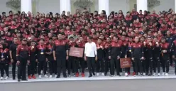 Presiden Jokowi membagikan bonus tiket kepara para atlet SEA Games 2023 (Sumber : Twitter)