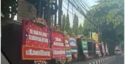 PN Jaksel dipenuhi karangan bunga dukungan untuk David. (Sumber : Twitter @Addtaufiq)