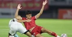 Aksi Rafael Struijk dalam laga Timnas Indonesia versus Palestina (Sumber : Instagram @PSSI)