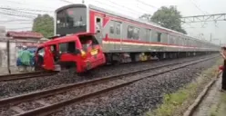 Detik-detik Angkot Tertabrak Kereta di Perlintasan Citayam, Bermula dari Ban Angkot Terselip