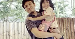 Deddy Mahendra Desta dan anak keduanya, Miskha Arrawfa Najma. (Sumber : Instagram @desta80s)