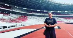 Aksi Mbak Rara Amankan Laga Timnas Indonesia vs Argentina dari Hujan Deras, Warganet: Pantas Tiketnya Mahal