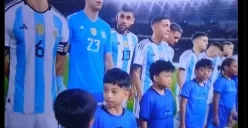 Jan Ethes jadi pendamping pemain di Indonesia vs Argentina (Sumber : Twitter)