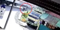 Detik-detik Pengendara Motor Boncengan Nyaris Tertabrak Kereta, Terobos Rel tanpa Palang Pintu di Kalideres