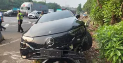 Mobil Mercedes Benz EQS keluaran terbaru ringsek setelah alami kecelakaan tunggal di Tol Ciputat, Rabu 21 Juni 2023. (Sumber : Twitter @TMCPoldaMetro)