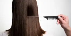 Ilustrasi wanita sisir rambut (Sumber : freepik)