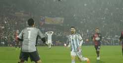 Lionel Messi merayakan momen ulang tahunnya dengan mengikuti laga fun match (Sumber : Twitter)