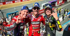 Francesco Bagnaia naik podium bersama Marco Bezzecchi dan Aleix Espargaro di MotoGP Belanda, Minggu 25 Juni 2023. (Sumber : motogp.com)