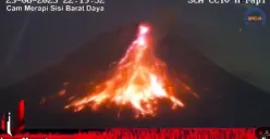 Gunung Merapi kembali memuntahkan guguran lava pijar ke arah barat daya Kali Bebeng pada Minggu 25 Juni 2023 sekitar pukul 22.20 WIB. (Sumber : YouTube Janur Merapi)