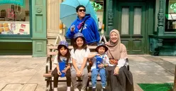 Desta dan Natasha kompak saat liburan bareng ketiga anak ke Singapura. (Sumber : Instagram @desta80s)