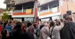 Viral Video Warga Berkerumun Diduga Memprotes Dewi Perssik, Dianggap Cemarkan Nama Baik Kampung