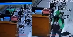 Rekaman CCTV aksi driver ojol maling 3 unit PlayStation di rental PS di Balad, Semarang Barat, Semarang, Minggu 2 Juli 2023. (Sumber : Instagram @kejadiansmg)