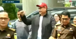 Menpora Dito Ariotedjo datang ke Kejaksaan Agung untuk memenuhi panggilan sebagai saksi kasus korupsi BTS Kominfo, Senin 3 Juli 2023 siang. (Sumber : YouTube KOMPASTV)