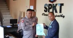 Sosok wali santri Alzaytun saat Laporkan Ken Setiawan dan Herri Pras ke Polisi (Sumber : Kompas TV)