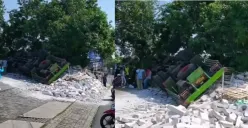 Kecelakaan tunggal di Pakintelan, Gunungpati, sebuah truk muatan hebel terguling setelah mengalami rem blong dan menabrak pohon di lahan kosong, Selasa 4 Juli 2023. (Sumber : Instagram @kejadiansmg)
