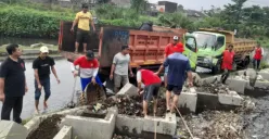 DPU dan DLH Kota Semarang membersihkan sampah yang menyebabkan banjir. (Sumber : Dok. Pemkot Semarang)