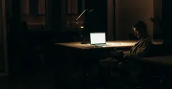 Pahami delapan tanda karakter introvert yang sering diremehkan dalam dunia yang lebih menghargai ekstrovert (Sumber : Pexels @cottonbro studio)