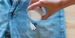 Ilustrasi noda haid di pakaian, simak tips cara menghilangkannya. (Sumber : Singapore Laundry)