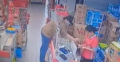 Terekam kamera CCTV aksi 2 warga negara asing (WNA) menipu kasir swalayan Superindo Imam Bonjol Semarang, bawa kabur uang Rp 1,2 juta, Minggu 9 Juli 2023. (Sumber : Instagram @kejadiansmg)