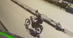 Rekaman CCTV tabrak lari yang melibatkan pengendara motor dengan kakek yang menyeberang Jalan Pantura Demak-Semarang, Sayung. (Sumber : Instagram @sriwulanhariini)