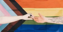 Lavender Marriage atau pernikahan lavender untuk menyembunyikan orientasi seksual. (Sumber : Calm Sage)