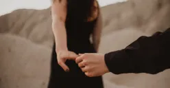 Ilustrasi | Langkah positif untuk move on dari cinta bertepu sebelah tangan. (Sumber : Pexels/Feyza Yıldırım)