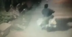 Pria Bertopi Maling Motor Beserta Bakul Keranjang Milik Penjual di Pasar Genuk, Aksinya Terekam CCTV