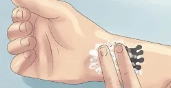 Ilustrasi menghapus tato menggunakan garam. (Sumber : WikiHow)
