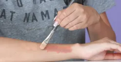 Trik menutup tato permanen menggunakan makeup atau riasan. (Sumber : YouTube Glamrs by Purplle)