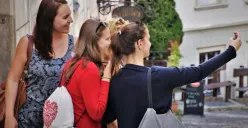 Ilustrasi turis selfie di toko kelontong (Sumber : Pixabay)