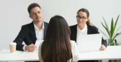 Ilustrasi | fresh graduate saat baru terjun ke dunia kerja (Sumber : Freepik/yanalya)