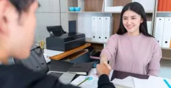 Ilustrasi | Tips bahasa tubuh untuk menciptakan koneksi dan persuasi yang lebih baik dalam percakapan sehari-hari. (Sumber : Freepik/jcomp)