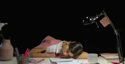 Melepaskan diri dari workaholic, ketahui dampaknya pada kesehatan dan kesejahteraanmu. (Sumber : Pexels/Cottonbro Studio)