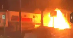 Tangkapan layar kecelakaan kereta api tabrak truk di Jembatan Madukoro, Semarang, malam ini, Selasa, 18 Juli 2023.