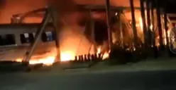 Tangkapan layar kecelakaan kereta api tabrak truk di Jembatan Madukoro, Semarang, malam ini, Selasa, 18 Juli 2023.