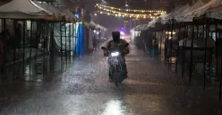 Ilustrasi |  Prakiraan cuaca terkini BMKG untuk Jumat ini. Waspada potensi hujan dan petir di berbagai kota besar Indonesia. (Sumber : Pexels/Andre Mouton)